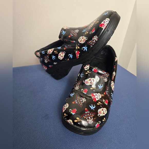 No Slip Clogs  Skull Print - Picture 1 of 6